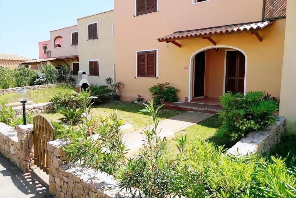 Vignola MareAffittaSardegna - Domo Vignola的一座前面有花园的房子