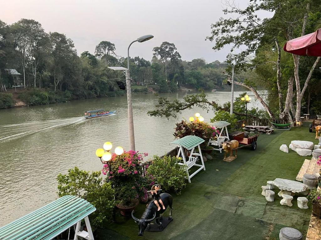 Udsigt til en flod der løber i nærheden af hotellet