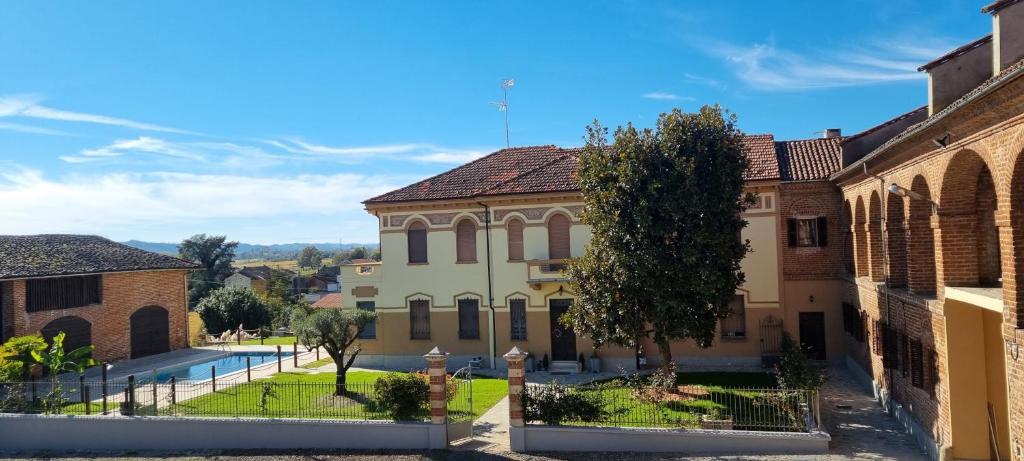 een uitzicht op een gebouw met een boom op de binnenplaats bij La Corte del SignorB 