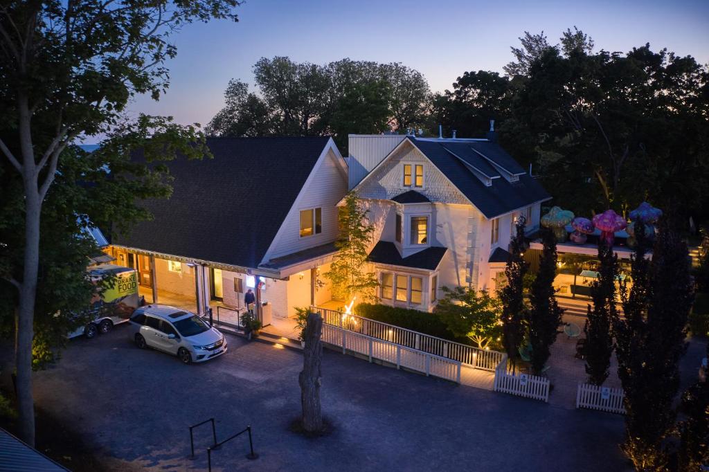 eine Luftansicht eines Hauses mit einem Auto in einer Einfahrt in der Unterkunft Drake Devonshire and Motor Inn in Wellington