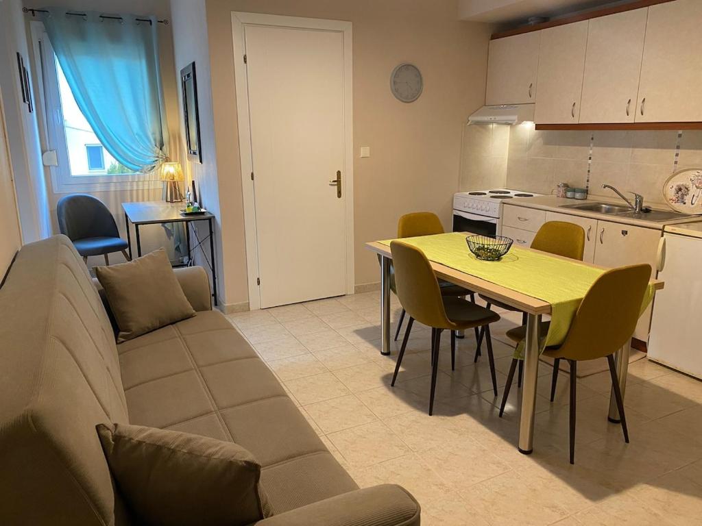 Η κουζίνα ή μικρή κουζίνα στο Feels like home 2