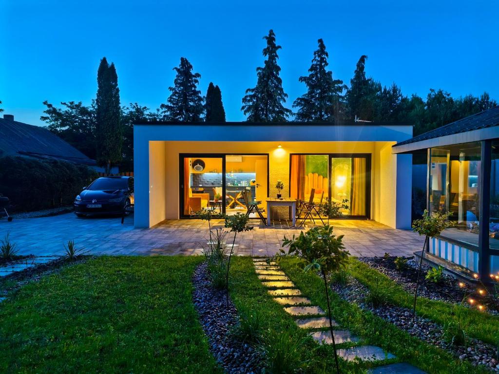 ein Haus mit Garten in der Dämmerung in der Unterkunft Biała Mewa in Huta