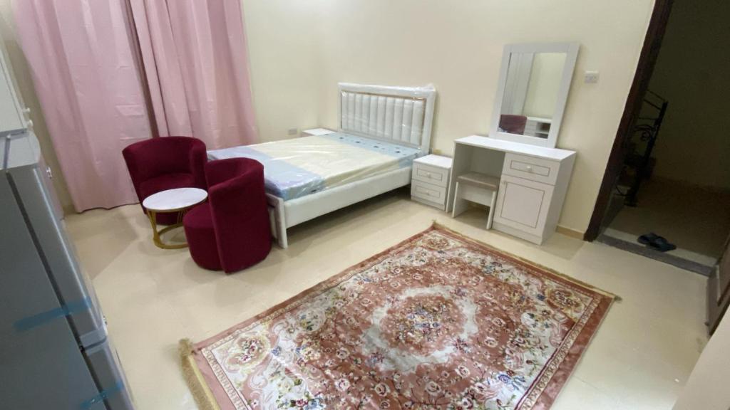 Affordable Studio 10 minutes to Zayed AirPort Abu Dhabi for married Couple or Single only في أبوظبي: غرفة نوم صغيرة بها سرير وكرسي ومرآة
