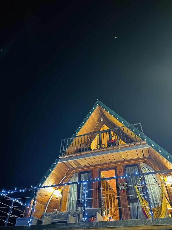 GhebiMountain Shadow Cottage in Racha的一座晚上有灯的建筑