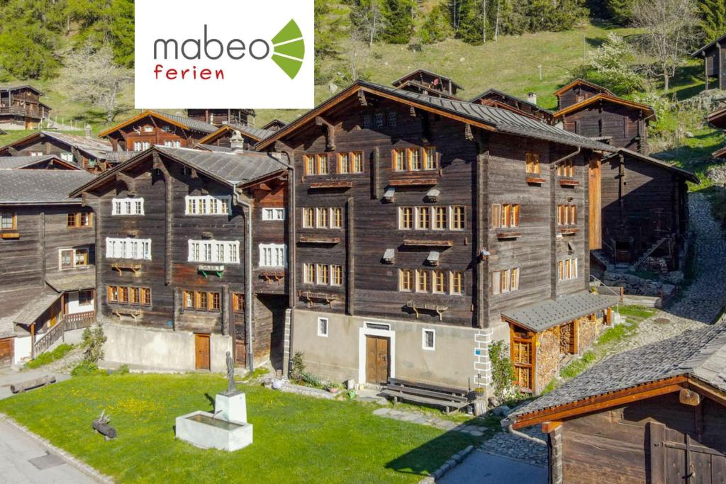 einen Luftblick auf ein großes Holzhaus in der Unterkunft Ferienwohnung Schleif in Niederwald