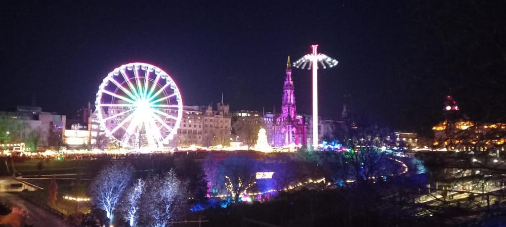 Port SetonにあるChill Out at Seton Sandsの夜の観覧車