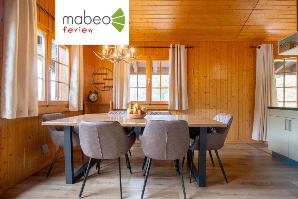 ein Esszimmer mit Tisch und Stühlen in der Unterkunft Chalet Mon Reve in Blitzingen
