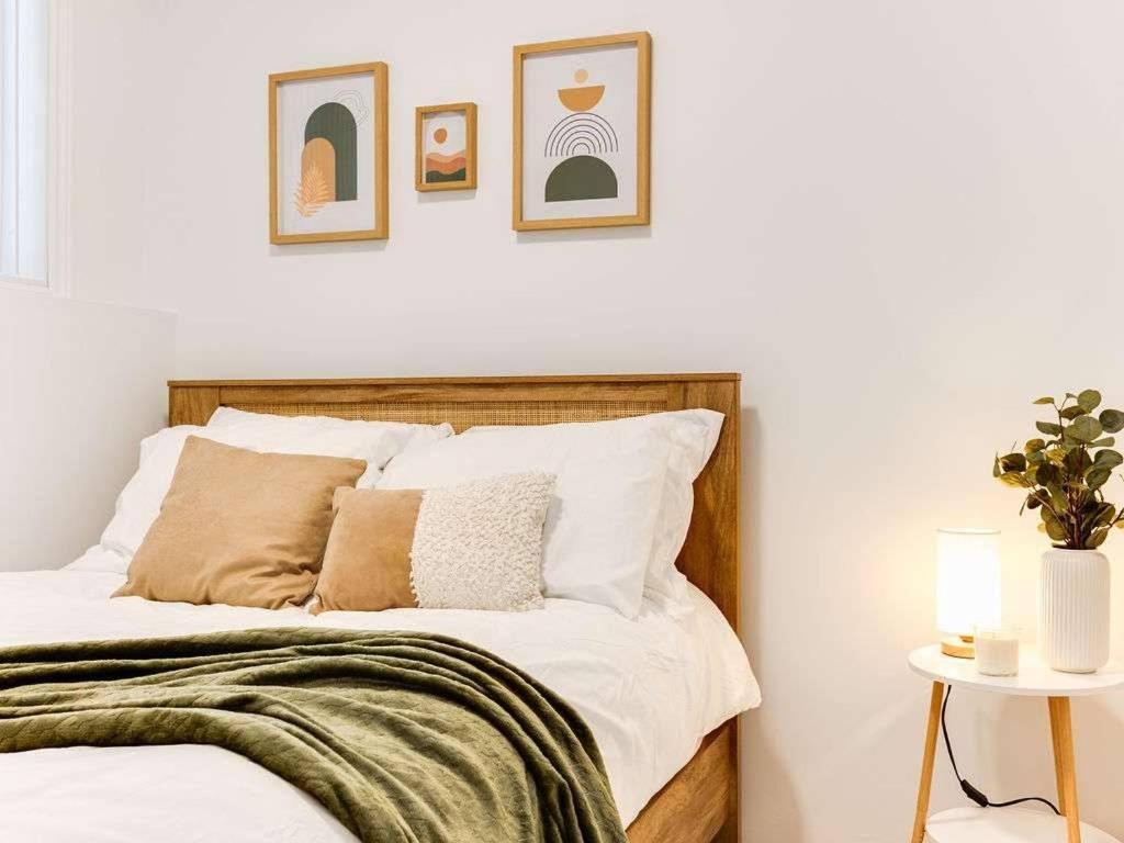 a bedroom with a bed with white sheets and pillows at LE COZY - Mont Sainte-Anne in Beaupré
