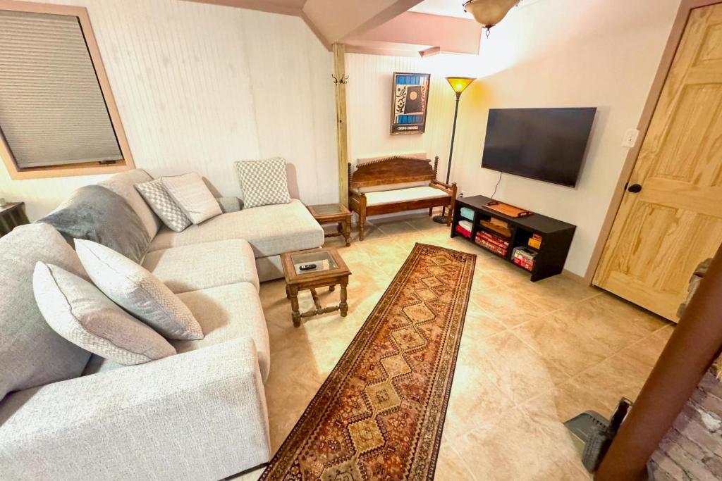 Μια τηλεόραση ή/και κέντρο ψυχαγωγίας στο Apartment - Hawk 1-A Mountain Vista Retreat