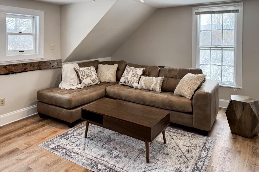 Una sala de estar con un sofá y una mesa de café. en Stowe Mountain Road Retreat, en Stowe