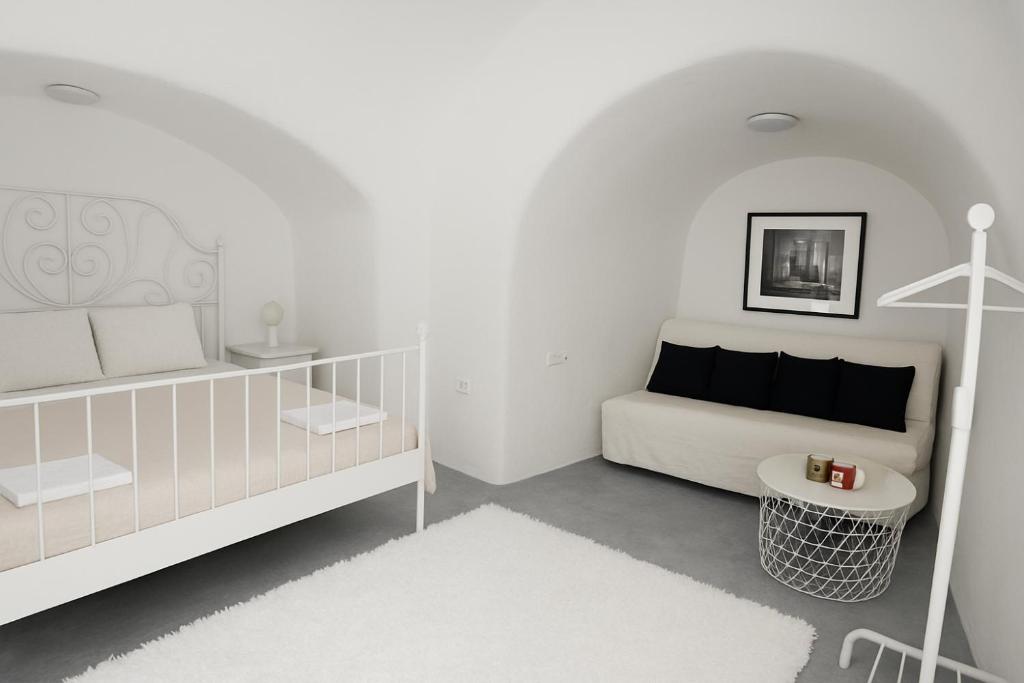 Ένα ή περισσότερα κρεβάτια σε δωμάτιο στο Unique small stonehouse at Thira