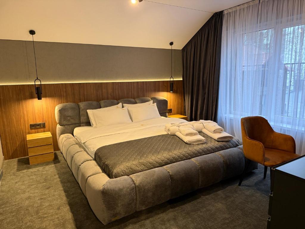 En eller flere senge i et værelse på Gloria Hotel by YOLO