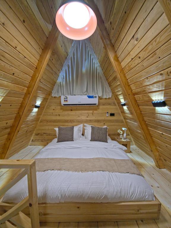 En eller flere senge i et værelse på Wadi Bani Khalid-Al Joud Green hostel A-Frame Cabin