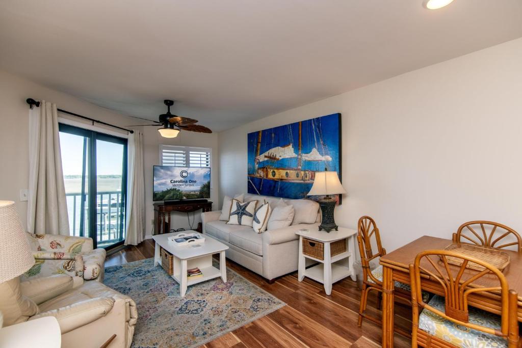 een woonkamer met een bank en een tafel bij 214 Bay Creek Villa in Edisto Beach