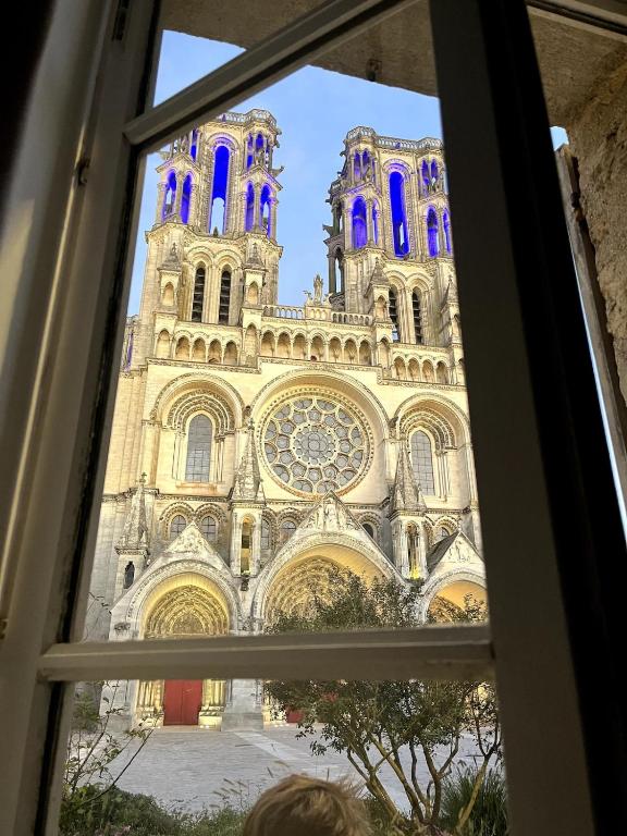 una vista de una catedral a través de una ventana en La vue sacrée, en Laon