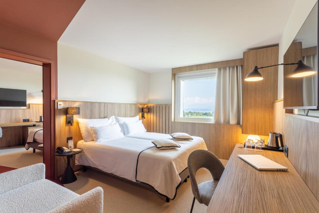 Everness Hotel & Resort - Family Room With Lake View