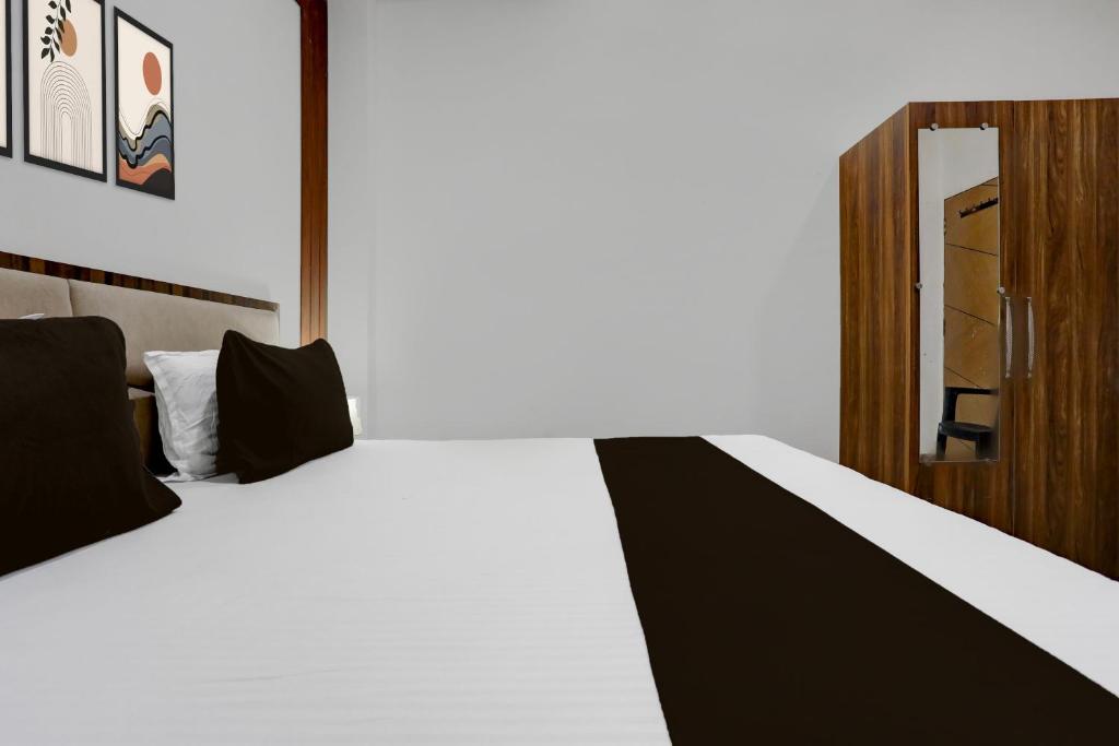 Postel nebo postele na pokoji v ubytování FabHotel SP 97