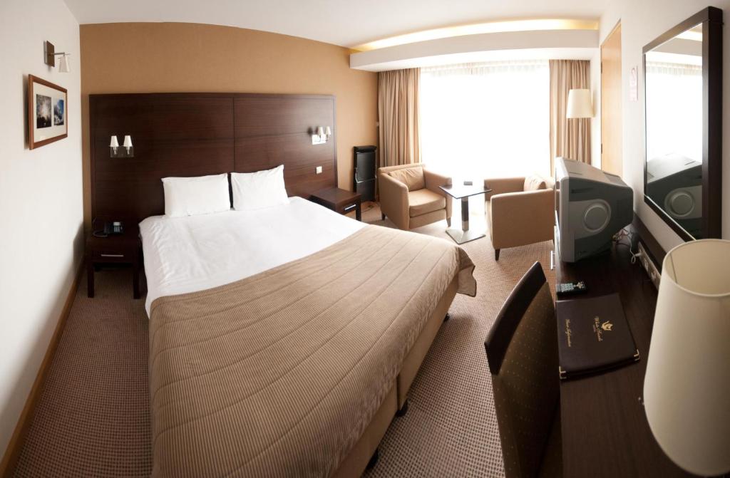 una camera d'albergo con un letto e una televisione di White Sands Hotel a Portmarnock