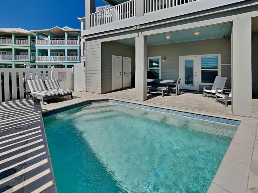 una piscina davanti a una casa di Salty Kisses a Padre Island