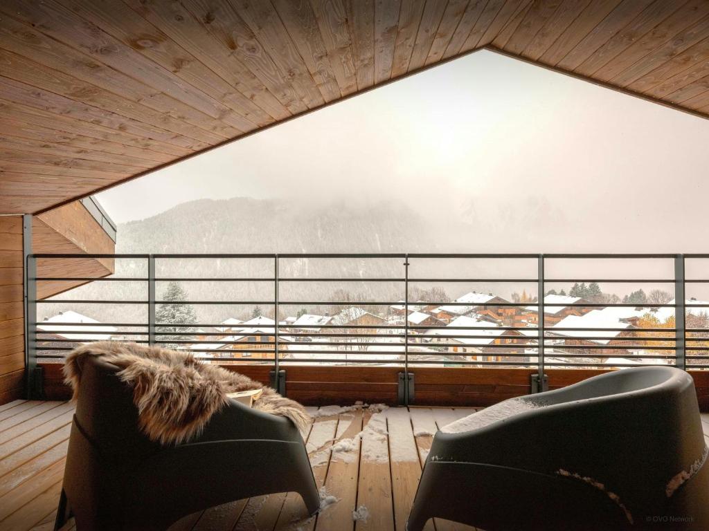 Cảnh núi rừng hoặc tầm nhìn ra núi từ căn hộ