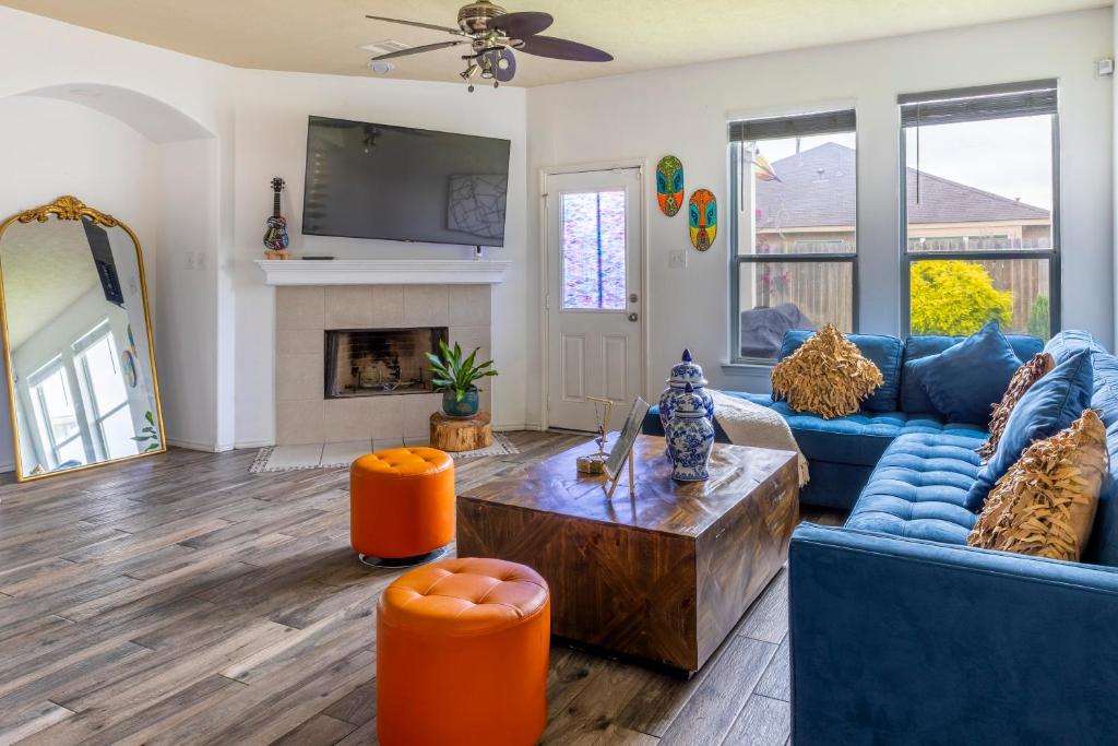 Μια τηλεόραση ή/και κέντρο ψυχαγωγίας στο 5BR BIG Home in Tomball, Game Room 10 pax