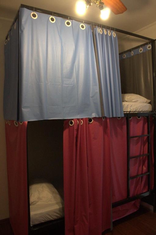 Кровать или кровати в номере Sakura Hostel