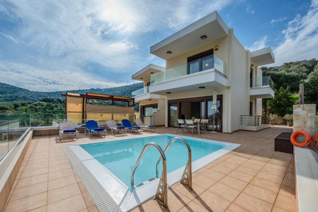 una villa con piscina e una casa di Villa Nikos a Palaiokastro