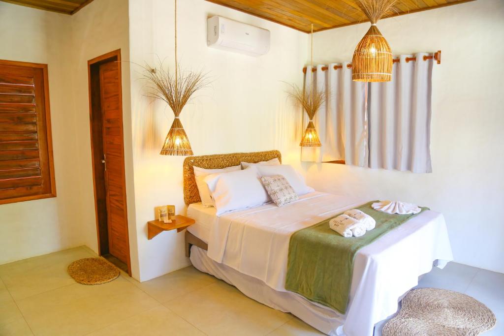 una camera da letto con un letto con due asciugamani sopra di Villa Loui Beach Icaraizinho-Ce a Icaraí