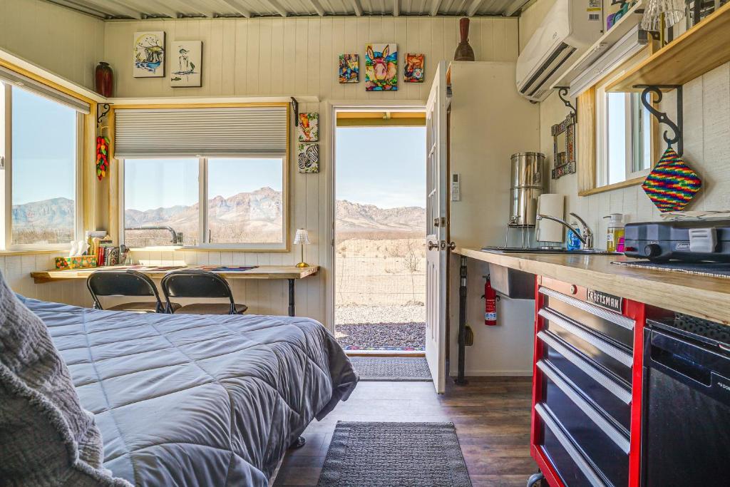 een slaapkamer in een tiny house met een bed en een keuken bij New Mexico Desert Hideaway! Pet-Friendly Tiny Home in Rodeo