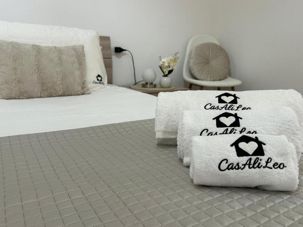 een slaapkamer met 2 handdoeken op een bed bij Casalileo in San Giovanni Suèrgiu