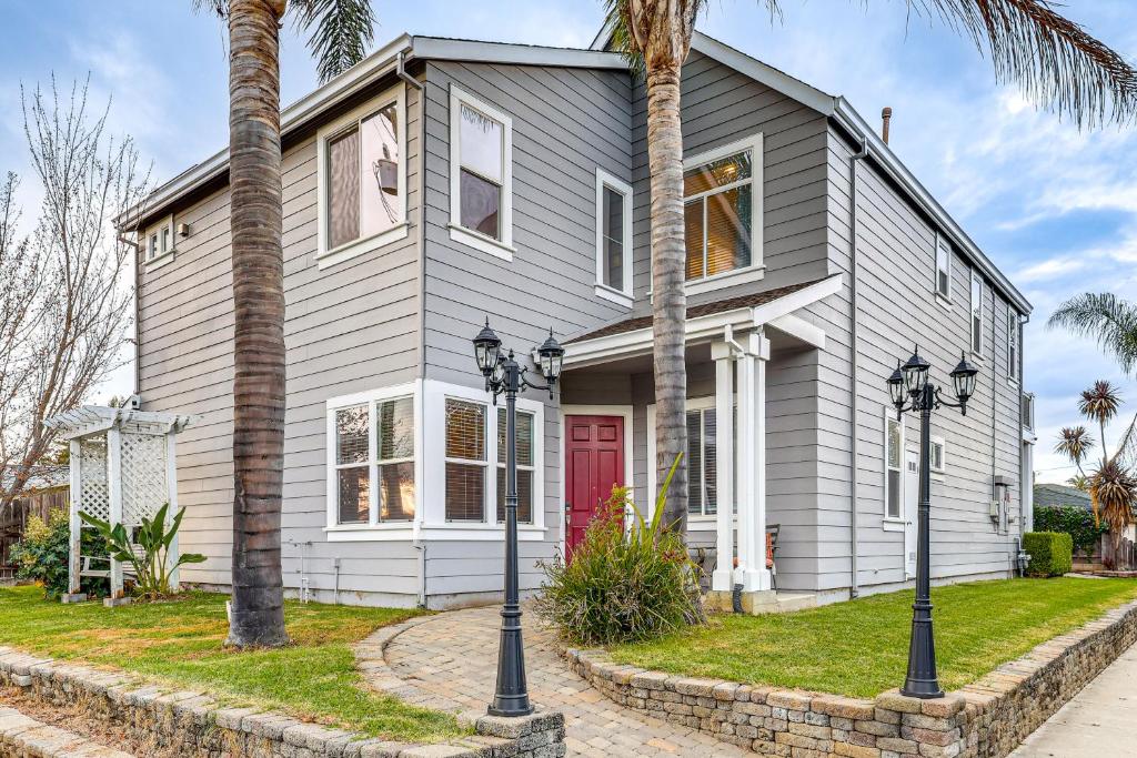 una casa grigia con una porta rossa e una palma di Napa Nearby! Large Home with Hot Tub and Dtwn Access a Suisun City