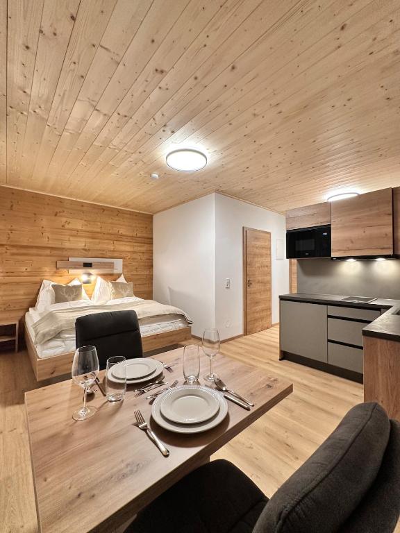 een kamer met een eettafel en een bed bij Alpin Studio Schladming 101 in Schladming
