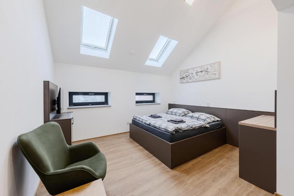 Un pat sau paturi într-o cameră la Rezidence Novosadská