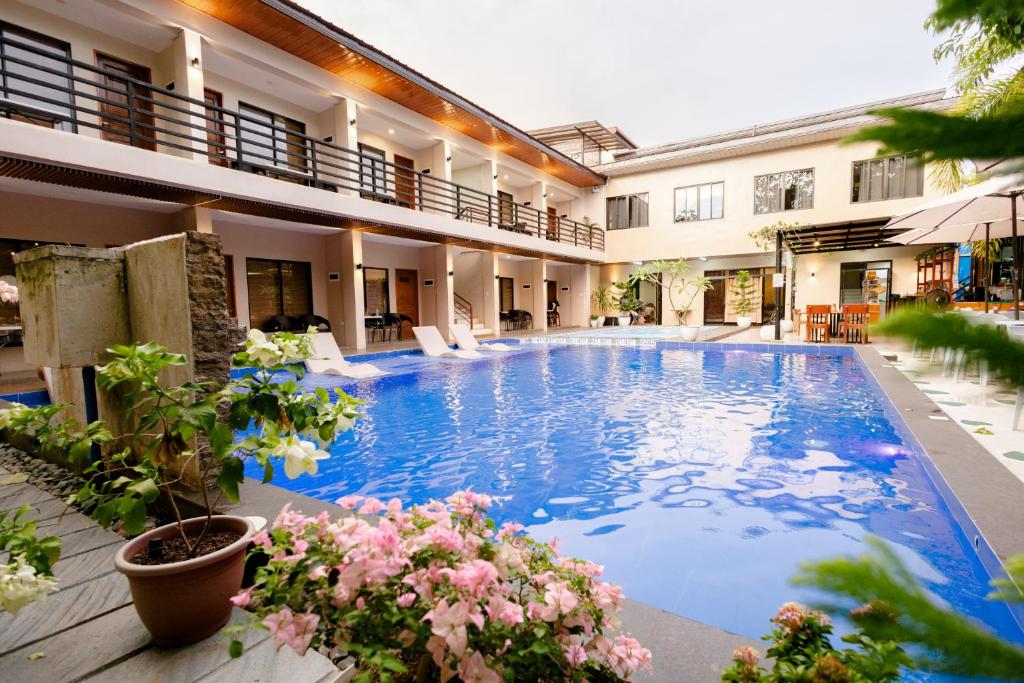 ein großer Pool in der Mitte eines Gebäudes in der Unterkunft TEZA Resort in Bantayan