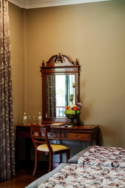 Earl's Regency Hotel - 19