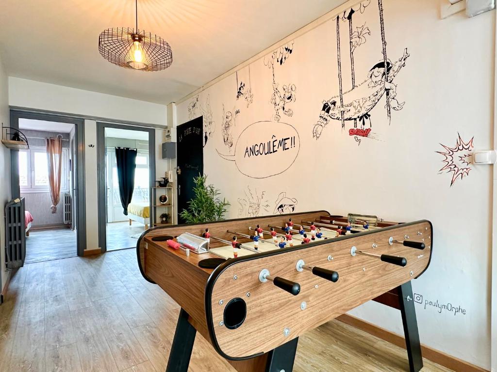 a foosball table in a living room at La Bulle Gambetta in Angoulême