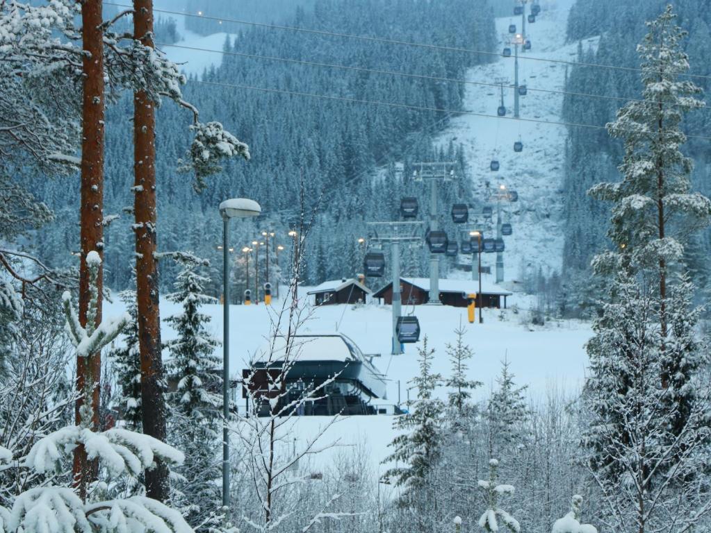 una pista sciistica coperta da neve con impianto di risalita di Trysil turistesenter hytte a Trysil