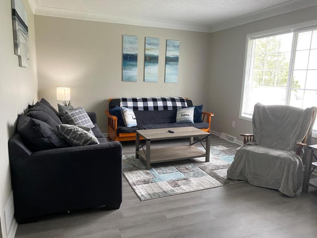 Khu vực ghế ngồi tại Beautiful Waterfront Ranch