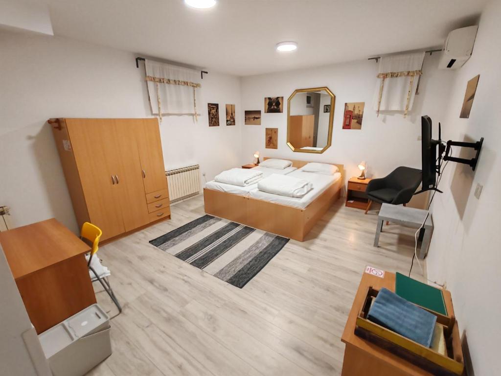 ein Schlafzimmer mit einem Bett, einer Kommode und einem Spiegel in der Unterkunft Savski Gaj in Zagreb