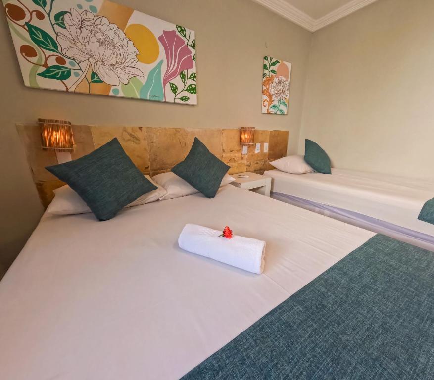una camera da letto con un letto e un asciugamano sopra di Pousada Hippopotamus Jeri a Jericoacoara