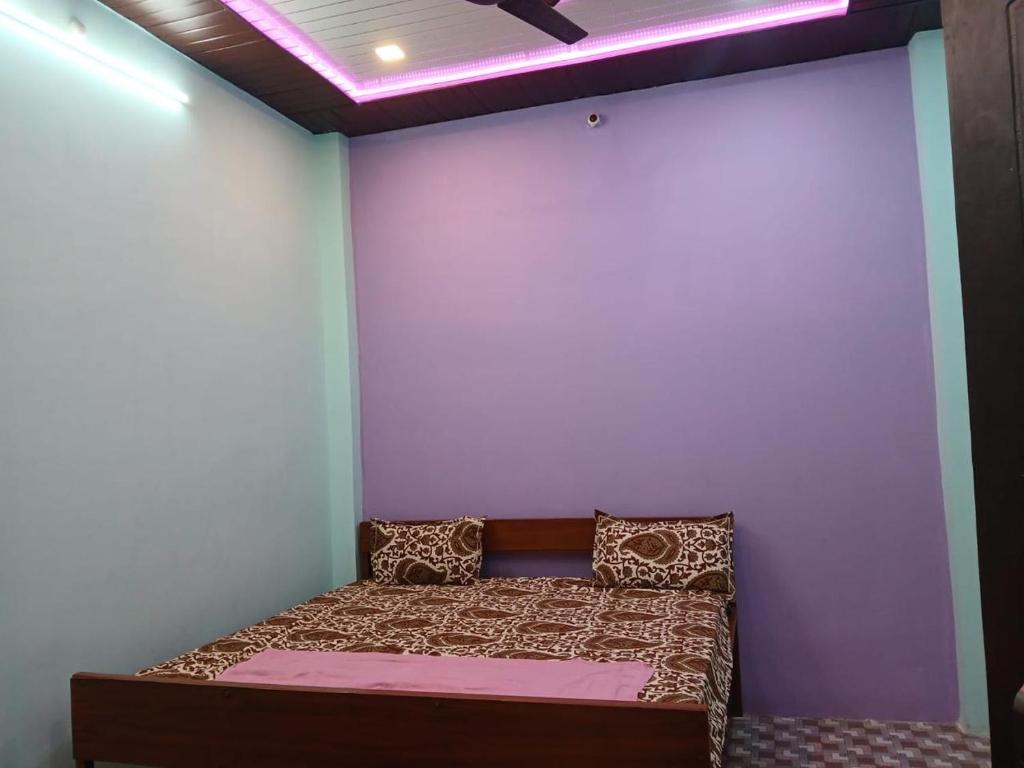 Ένα ή περισσότερα κρεβάτια σε δωμάτιο στο Naimisharanya Atithi Bhavan