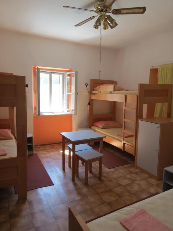 Krevet ili kreveti na sprat u jedinici u okviru objekta HI Hostel Veli Losinj