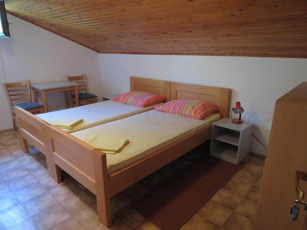 Postel nebo postele na pokoji v ubytování HI Hostel Veli Losinj