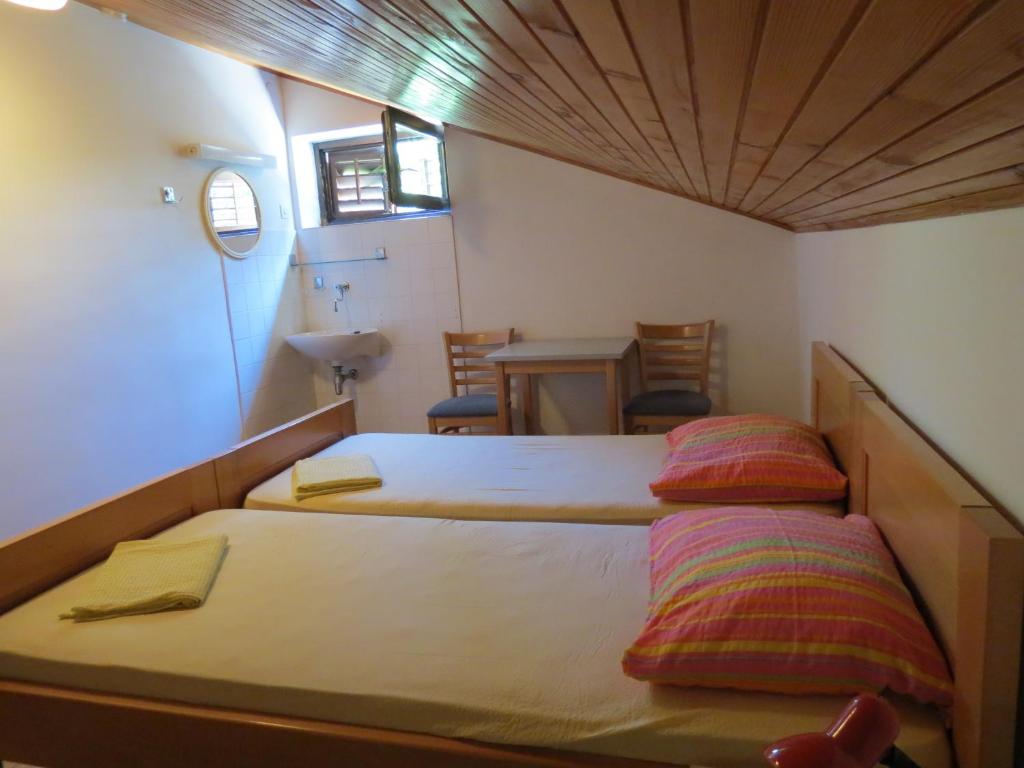 Postel nebo postele na pokoji v ubytování HI Hostel Veli Losinj