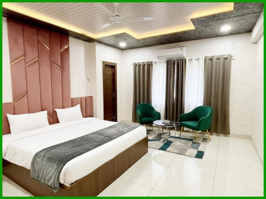 Un dormitorio con una cama y una mesa y sillas. en HOTEL Shiv P Near Shri Mahakaleshwar Jyotirlinga Temple - Railway Station Ujjain - Fully Air conditioned - Free Wifi and Parking Facilities, en Ujjain