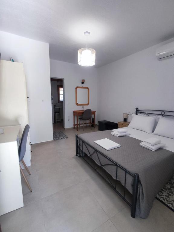 En eller flere senge i et værelse på Our Summer Nest