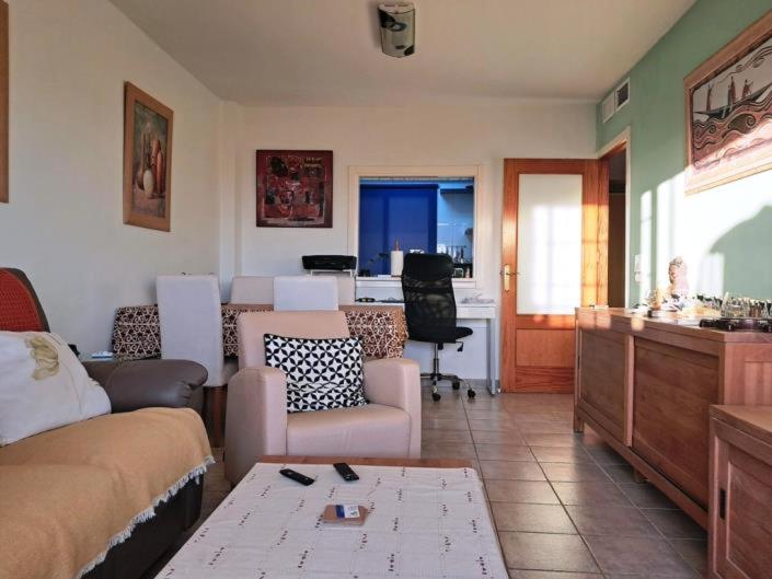 een woonkamer met een bank en een tafel bij Superb Location! in Plettenbergbaai