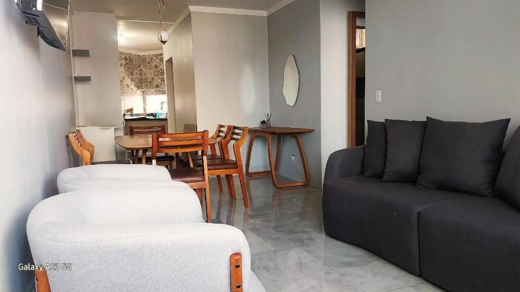 Et opholdsområde på Lindo Apartamento Beira Mar 20mts da praia 3quartos