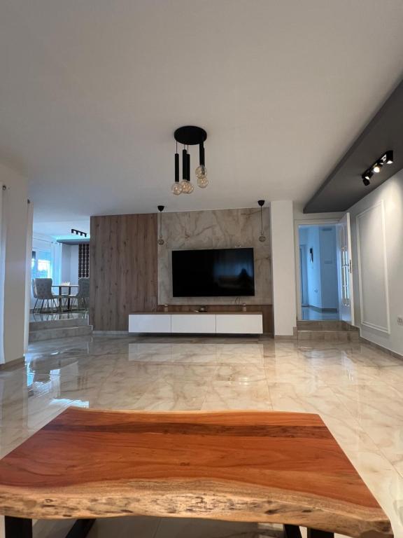 Μια τηλεόραση ή/και κέντρο ψυχαγωγίας στο Party&Stay by N