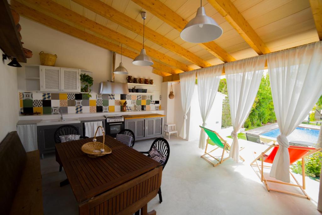 A kitchen or kitchenette at Casa Gema